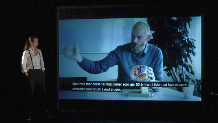 Heartbreak på Grenland Friteater i Porsgrunn med Mikkel Wallentin i en videorolle som hjerneforsker
